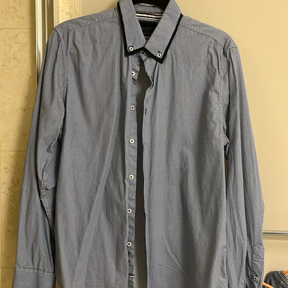 Bottom down shirt light blur with dots and double collar